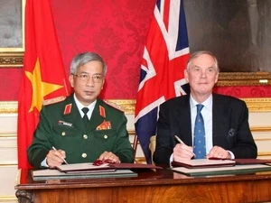 越南国防部副部长阮志咏中将与英国国防部副大臣Lord Astor共同签署了备忘录，标志着越-英国防关系的新进展