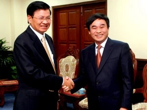 老挝副总理兼外交部长通伦·西苏里会见越南外交部副部长胡春山