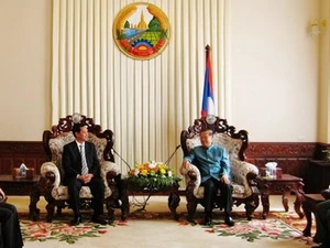 老挝政治局委员、政府副总理宋沙瓦·淩沙瓦会见越南政府监察总署总监察长黄峰铮