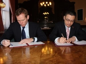 越南驻大不列颠及北爱尔兰联合王国大使武光明和英国外交大臣杰里米·布朗共同签署了越南-英国2012年行动计划