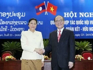 老挝国会主席巴尼·亚托杜和越南国会主席阮生雄