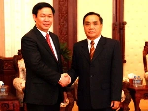 老挝政府总理通辛·坦马冯会见越南财政部长王廷慧