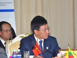 越南外交部长范平明出席会议
