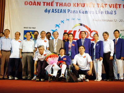 越南残疾人体育代表团出征伦敦残奥会