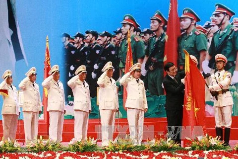 越南国家主席出席越南人民警察力量传统日50周年庆祝典礼 