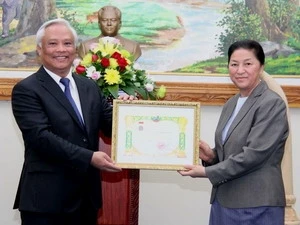 老挝国会主席巴尼·亚陶都向越南和平委员会授予老挝友谊勋章