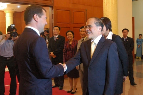 越南国会主席阮生雄会见了俄总理梅德韦杰夫
