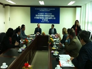 越南友好组织联合会主席武春鸿会见美国青年政治领袖理事会代表团