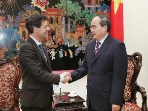 越南政府副总理阮善仁会见日内瓦国际人道主义排雷中心经理斯蒂芬·赫西大使。