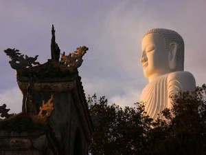 灵应诗的27米高度佛像