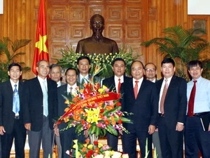 政府副总理阮春福与越南基督教传教协会理事会代表团合影