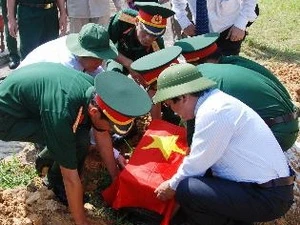 越南广平省为曾在老挝牺牲的越南志愿军遗骸举行安葬仪式
