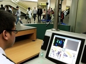 在内排机场使用远程体温扫描仪进行检测
