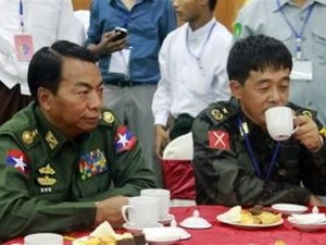 缅甸联邦和平执行工作委员会副主席吴昂敏与克钦独立军副总司令昆貌