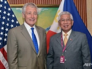 美国国防部长哈格尔和菲律宾国防部长伏尔泰·加斯明