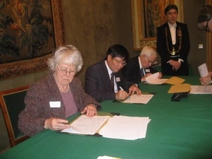 越南科学社会翰林院副院长阮光舜和法国高等研究实践学院校长丹尼斯·佩尔蒂埃签署合作协议。