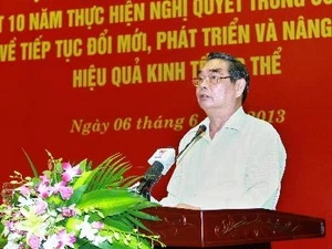 越共中央政治局委员中央书记处常务书记黎鸿英主持会议