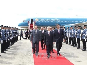 越共中央总书记阮富仲率领和越南高级代表团抵达泰国曼谷国际机场