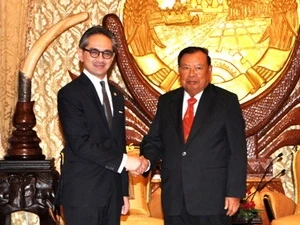 老挝国家副主席本扬·沃拉吉与老挝合作委员会主席马提·纳塔莱加瓦