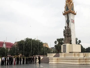 向设在柬埔寨首都金边的越南志愿军纪念碑敬香和敬献花圈