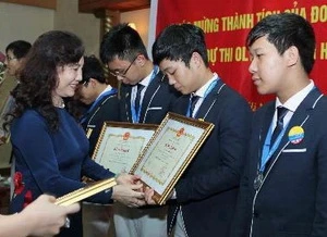越南国家主席致信表扬参加国际数学奥林匹克竞赛的越南学生代表团