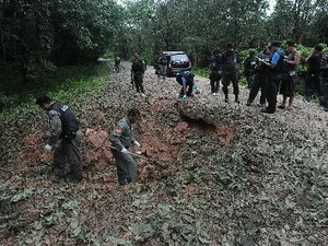 泰国士兵在发生手榴弹和枪袭击事件的地方扫雷