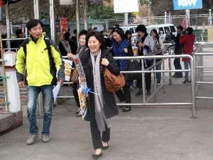 韩国游客在下龙湾观光旅游