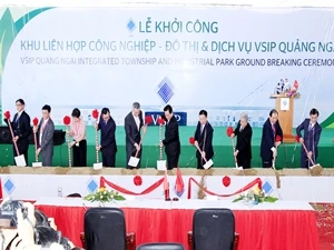 越南政府总理阮晋勇和新加坡总理李显龙出席第五个越新工业、服务和都市综合区(VSIP)的动工兴建仪式