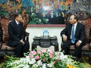 越共中央政治局委员、政府副总理阮春福在会议上发表讲话