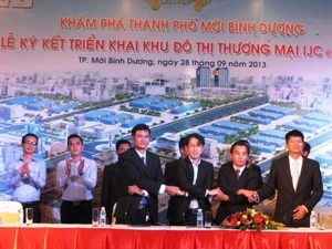 越南—新加坡工业区有限联营公司与 Becamex IJC 公司及寸土寸金总公司签署了关于展开 IJC@ VSIP 商业城项目的合同