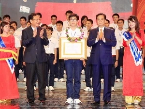阮晋勇总理向吴飞龙学生授予三级劳动勋章