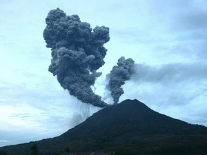 印尼锡纳朋火山再喷发
