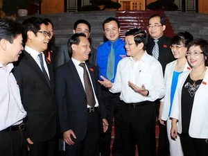 越南国家主席张晋创与国会企业家代表交谈