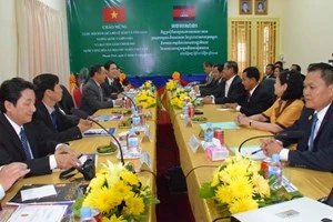 越南内务部副部长兼政府宗教委员会主任范勇与柬埔寨宗教部部长孟肯举行会谈