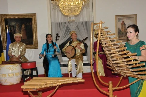 越南艺术家使用檀筝、竹管琴等独特乐器合奏的越南传统音乐乐曲