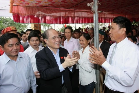 越南国会主席阮生雄同太平省建昌县平定乡陈富村欢度民族大团结节日。