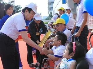 越南国家主席张晋创同胡志明市众多人民群众共同参加“共走爱心路”慈善活动