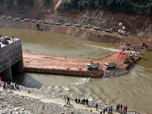 中山水电站工程的第一阶段马江拦水坝动工仪式