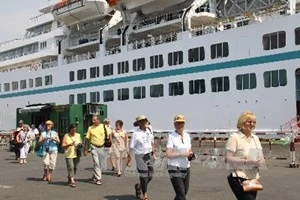 西贡旅行服务公司迎接外国油轮