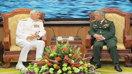 越南国防部副部长阮志泳上将与美国太平洋司令塞缪尔·洛克利尔