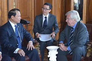 越南政府副总理武文宁与乌拉圭副总统达尼洛·阿斯托里举行会谈