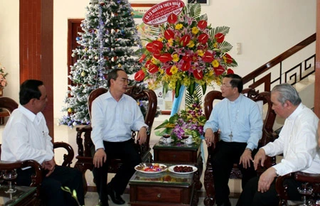 越南祖国阵线中央委员会主席阮善探望了平阳省天主教团结委员会