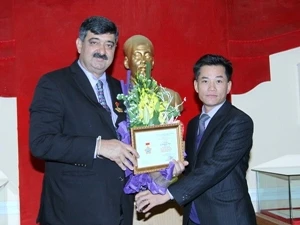 越南友好组织联合会常务副主席敦俊峰向国际SOS儿童村组织主席悉达多·考尔先生授予“为各民族的和平友谊”纪念章