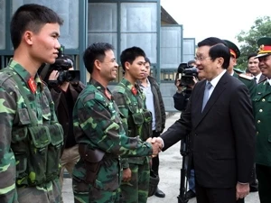 张晋创主席探访越南人民军第一军团
