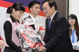 越南教育培训部副部长陈光贵向优秀学生颁发奖学金