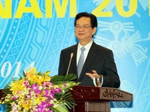 越南政府总理阮晋勇在会议上发表讲话