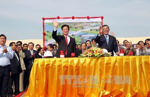越南政府总理阮晋勇与柬埔寨首相洪森一同出芝雷托姆桥梁开工仪式