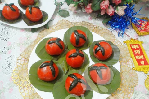 红色木鳖饼象征着红运、财禄，尤其是新年伊始