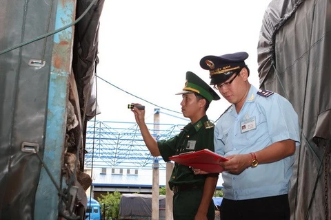 越南与老挝合作展开“一门一个停站”口岸检查模型