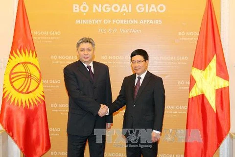 越南政府副总理兼外交部长范平明与吉尔吉斯坦外交部长阿卜杜勒达耶夫